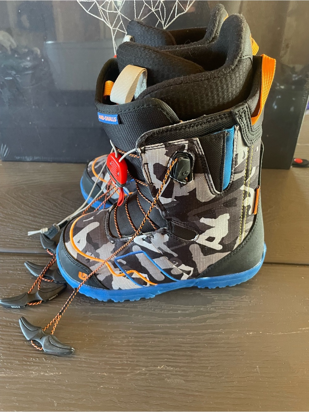 Burton kids snowboard boots size 4 AMB Smalls Burton kids snowboarding boots sz4